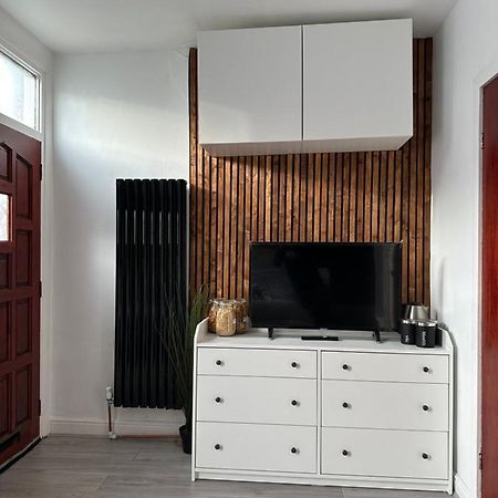Modern En Suite Bedroom Close To City Centre Лідс Екстер'єр фото