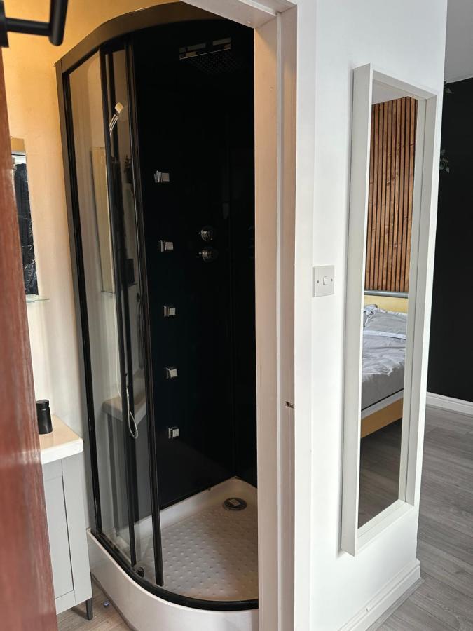 Modern En Suite Bedroom Close To City Centre Лідс Екстер'єр фото