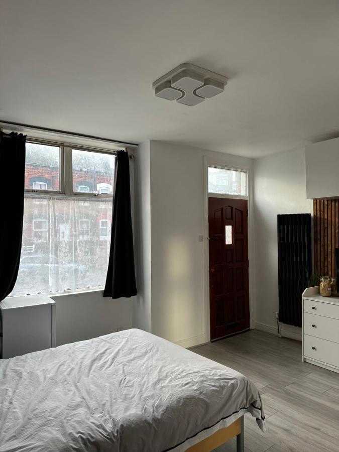 Modern En Suite Bedroom Close To City Centre Лідс Екстер'єр фото